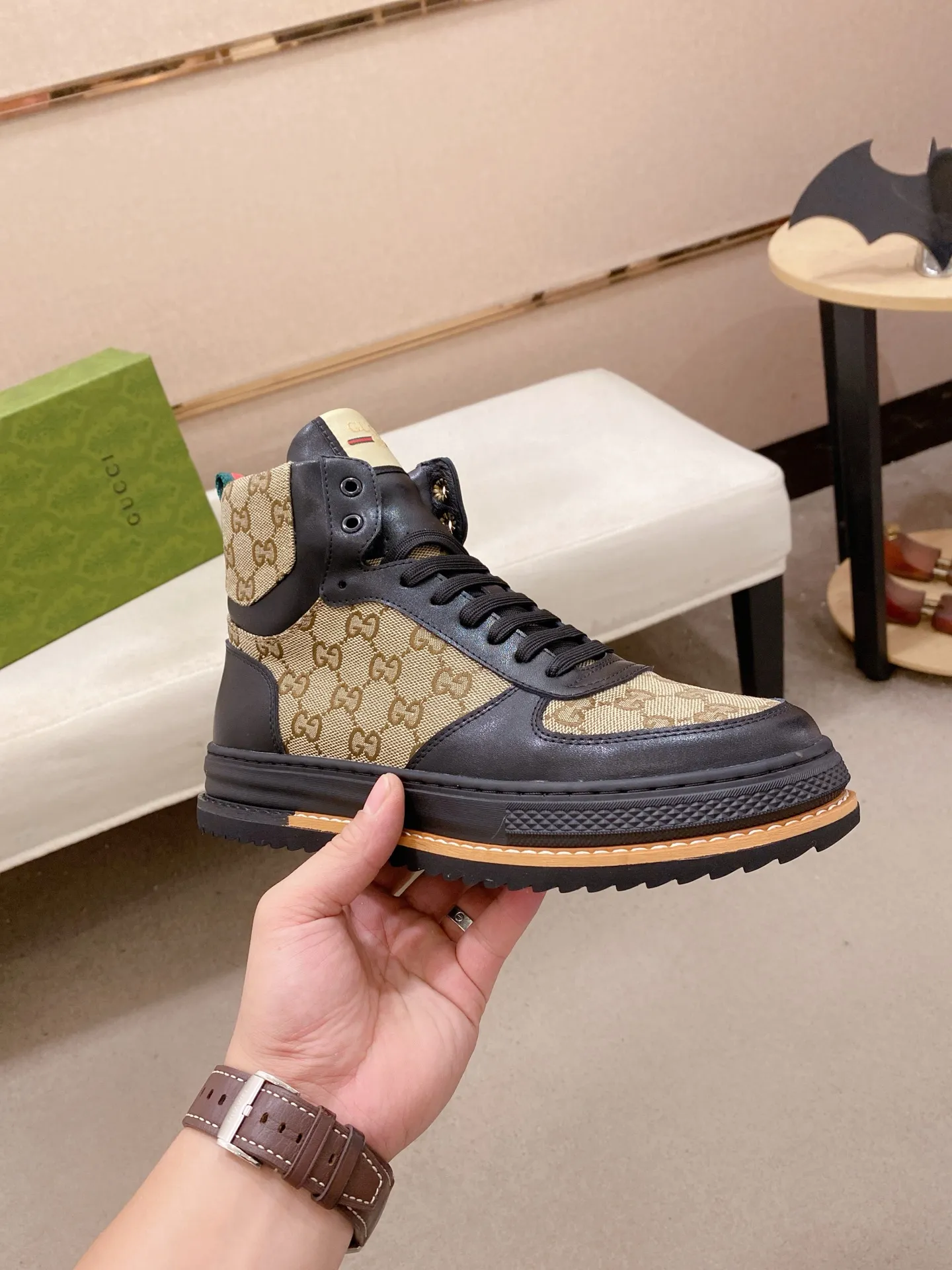 Men's shoes 💰 440 💰 High-quality new high-top GUCCI counters are on the market at the same time. The new men's shoes, 😘fabrics are selected imported cowhide, lining: sheepskin lining. 👍🏿 High-end ☄️ air-cushion molded anti-slip rubber outsole, exquisite lines, simple and elegant, comfortable and high-end for leisure travel. Code number: 38 to 44 (45 can be customized and cannot be returned or exchanged)